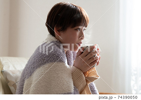 暖かい飲み物で温まる冬の女性 暖かい飲み物で温まる冬の女性 74390050