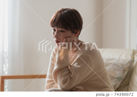 悩む・考え込む日本人の女性 悩む・考え込む日本人の女性 74390072