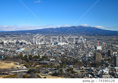 群馬県庁展望台より赤城山を望む 74390126