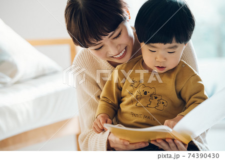 自宅で男の子と母親・育児・子育てイメージ 74390430