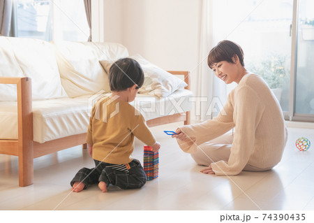 自宅で男の子と母親・育児・子育てイメージ 自宅で男の子と母親・育児・子育てイメージ 74390435