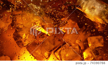 Detail of cola or alcoholic drink with ice cubes 74390766