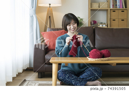 編み物をする女性 74391505