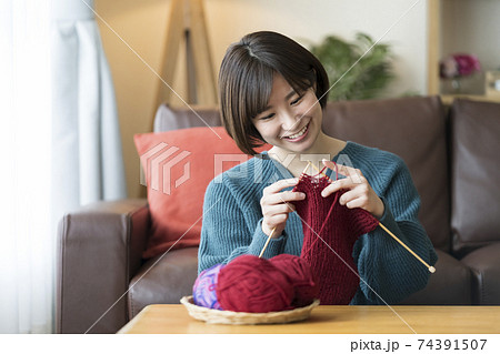 編み物をする若い女性 編み物をする若い女性 74391507