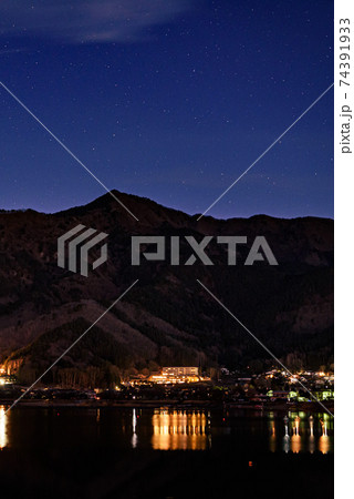 星空と御坂山地のシルエット(河口湖) 星空と御坂山地のシルエット(河口湖) 74391933