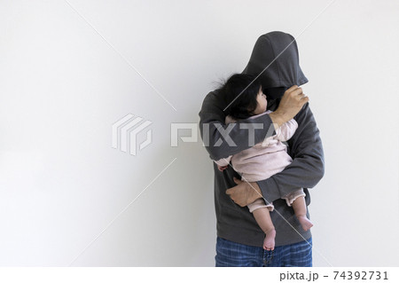 赤ちゃんが、怪しい男性に、誘拐されるイメージ（0歳、生後7か月、女の子、日本人） 74392731