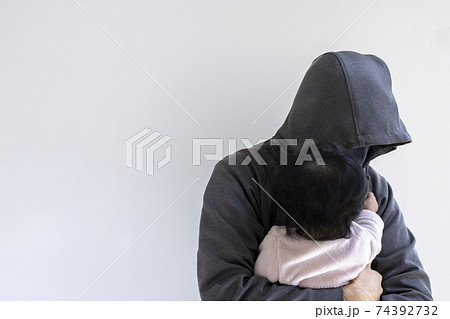 赤ちゃんが、怪しい男性に、誘拐されるイメージ(0歳、生後7か月、女の子、日本人) 赤ちゃんが、怪しい男性に、誘拐されるイメージ(0歳、生後7か月、女の子、日本人) 74392732