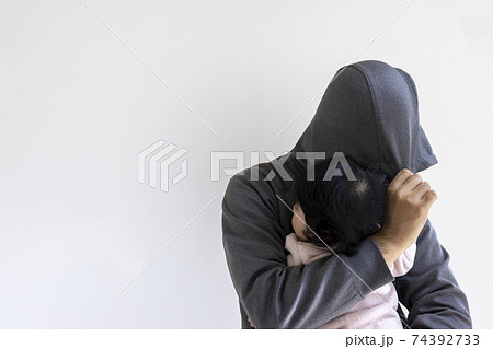 赤ちゃんが、怪しい男性に、誘拐されるイメージ（0歳、生後7か月、女の子、日本人） 74392733