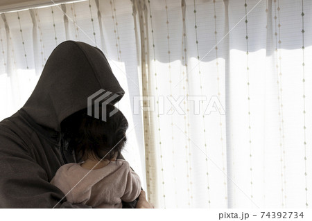 赤ちゃんが、怪しい男性に、誘拐されるイメージ(0歳、生後7か月、女の子、日本人) 赤ちゃんが、怪しい男性に、誘拐されるイメージ(0歳、生後7か月、女の子、日本人) 74392734