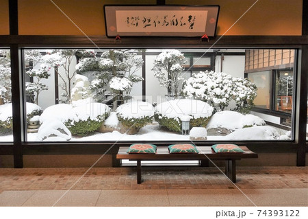 寒波襲来　萩の迎賓館　常茂恵旅館と中庭 74393122