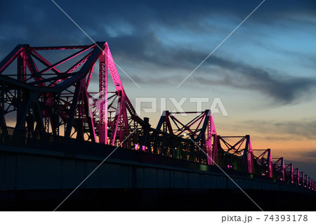 夕焼け空と長生橋　新潟県長岡市 長生橋 74393178