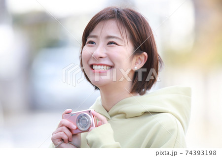 写真を撮る女性 写真を撮る女性 74393198