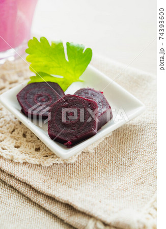 茹でたビーツの輪切り 74393600