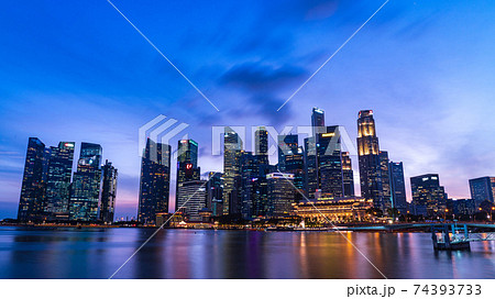 シンガポール シンガポール マリーナベイの夕景 夜景の写真素材
