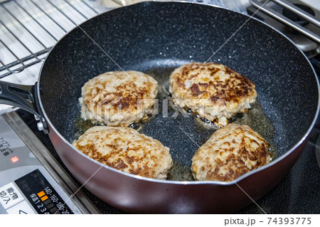 フライパンで焼くハンバーグ 74393775
