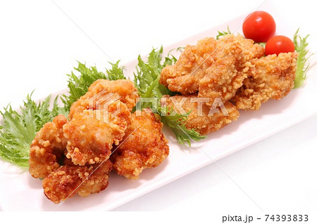 鶏のから揚げ　2人前　明るい背景 74393833