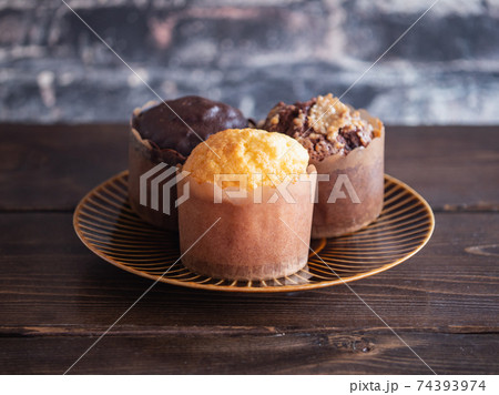 プレーンとチョコレート2つの甘くて美味しいマフィンケーキ。 74393974