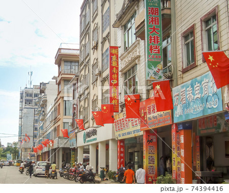 中国広西チワン族自治区 東興 新華路 / Dongxing, Guangxi, China 74394416