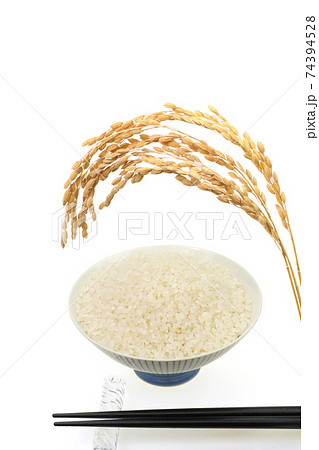 稲穂と茶碗に入れた白米 74394528