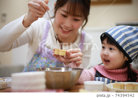 お菓子作りをする親子 74394542
