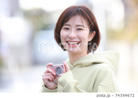 写真を撮る女性 74394672