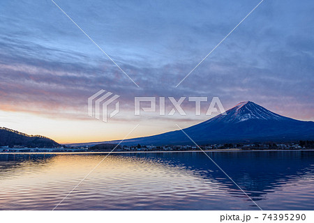明け方の逆さ富士と河口湖の写真素材 [74395290] - PIXTA