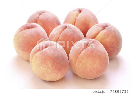 日本の旬の桃 74395732