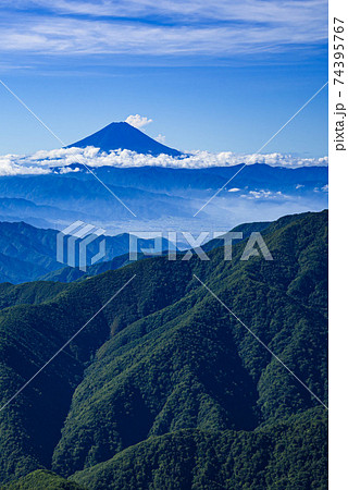 奥秩父の山稜と雲海と富士山 奥秩父の山稜と雲海と富士山 74395767