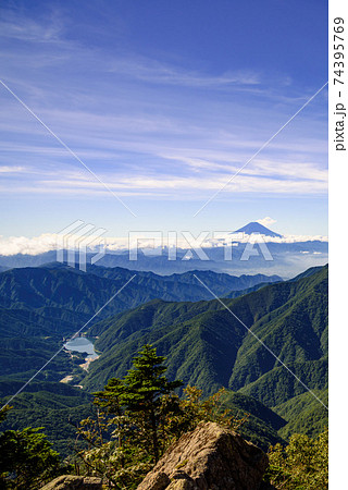 夏の山々と雲海と富士山 74395769