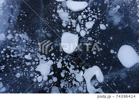 北海道糠平湖のアイスバブル 74396414