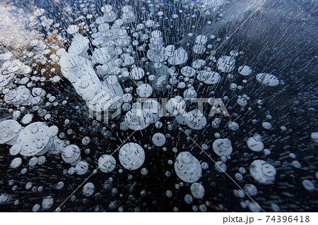 北海道糠平湖のアイスバブル 74396418