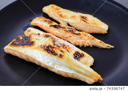 鮭のハラス焼き 74396747