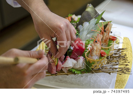 お造り　鮪　ハマチ　海老　鯛　サザエ　刺身 74397495