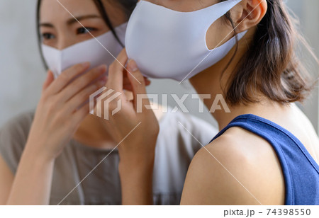 マスクの女性 74398550