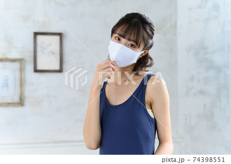 マスクの女性 74398551