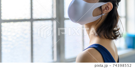 マスクの女性 74398552