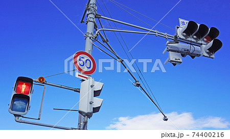 歩行者用信号と車両用信号（赤信号）の写真素材 [74400216] - PIXTA