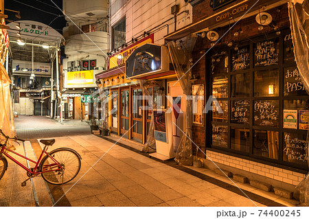 《東京都》コロナ禍の赤羽飲み屋街・緊急事態宣言下の時短営業 《東京都》コロナ禍の赤羽飲み屋街・緊急事態宣言下の時短営業 74400245