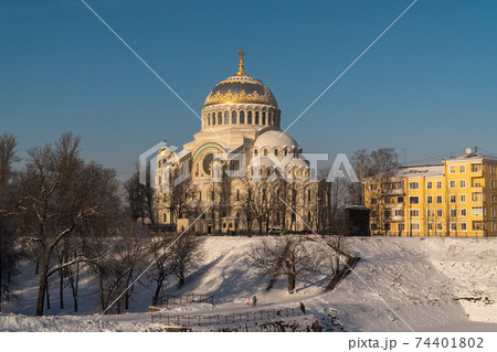 Russia. Kronstadt. St. Nicholas Sea Cathedral on a frosty February day. 74401802