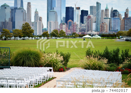 New York city skyline. Chairs on the lawn. USA.  74402017