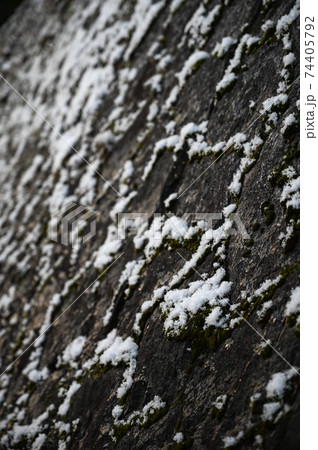 雪の積もった石の壁 74405792