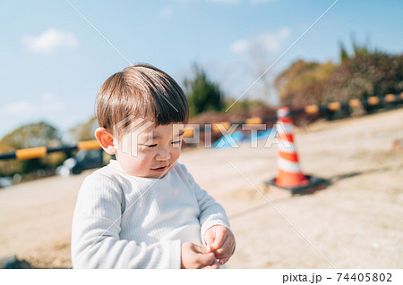 ひとりで遊ぶ小さな子供 ひとりで遊ぶ小さな子供 74405802