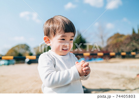 ひとりで遊ぶ小さな子供 ひとりで遊ぶ小さな子供 74405803