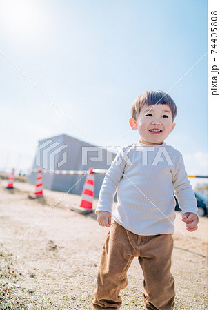 ひとりで遊ぶ小さな子供 74405808