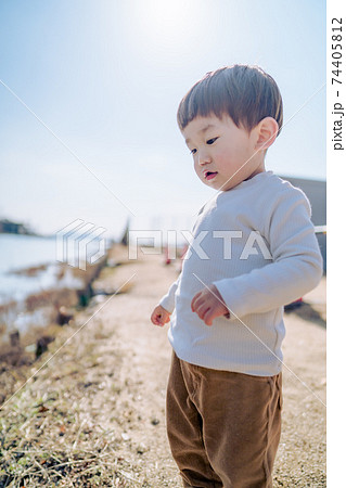 ひとりで遊ぶ小さな子供 74405812