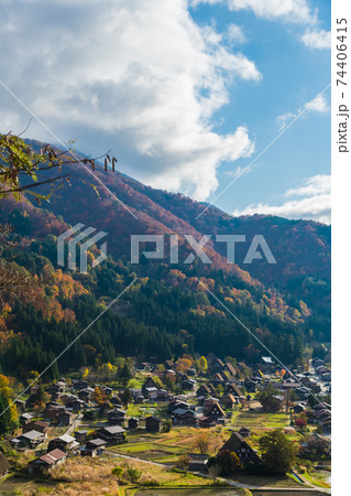 【紅葉の白川郷 天守閣展望台からの合掌造り集落 】 【紅葉の白川郷 天守閣展望台からの合掌造り集落 】 74406415