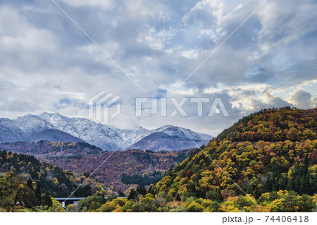 【紅葉の白川郷から白山を望む 】 【紅葉の白川郷から白山を望む 】 74406418