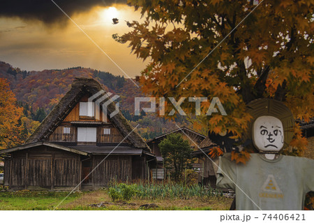 【紅葉の白川郷 合掌造り集落と案山子 空合成】 【紅葉の白川郷 合掌造り集落と案山子 空合成】 74406421
