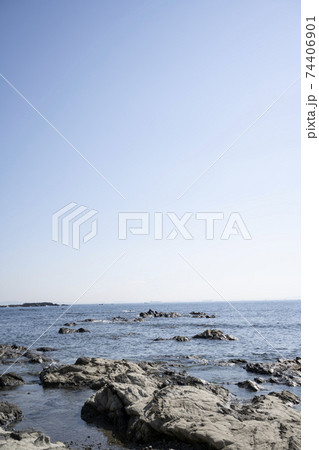 神奈川県三浦市毘沙門天浜の波打ち際の風景 74406901