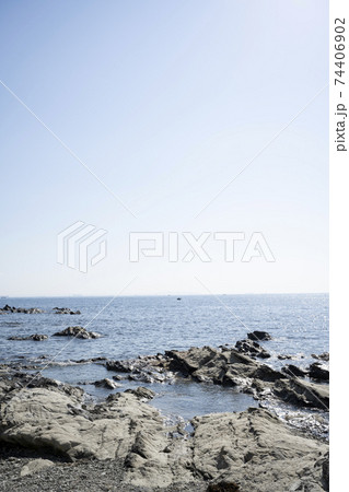 神奈川県三浦市毘沙門天浜の波打ち際の風景 74406902